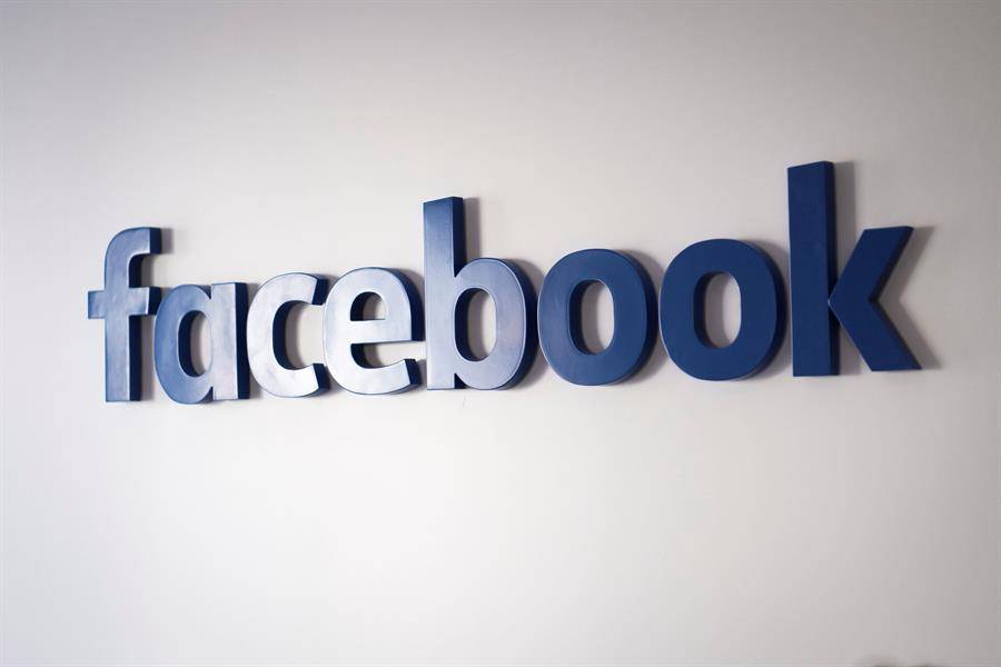 Facebook elimina cientos de grupos de teorías conspirativas de QAnon