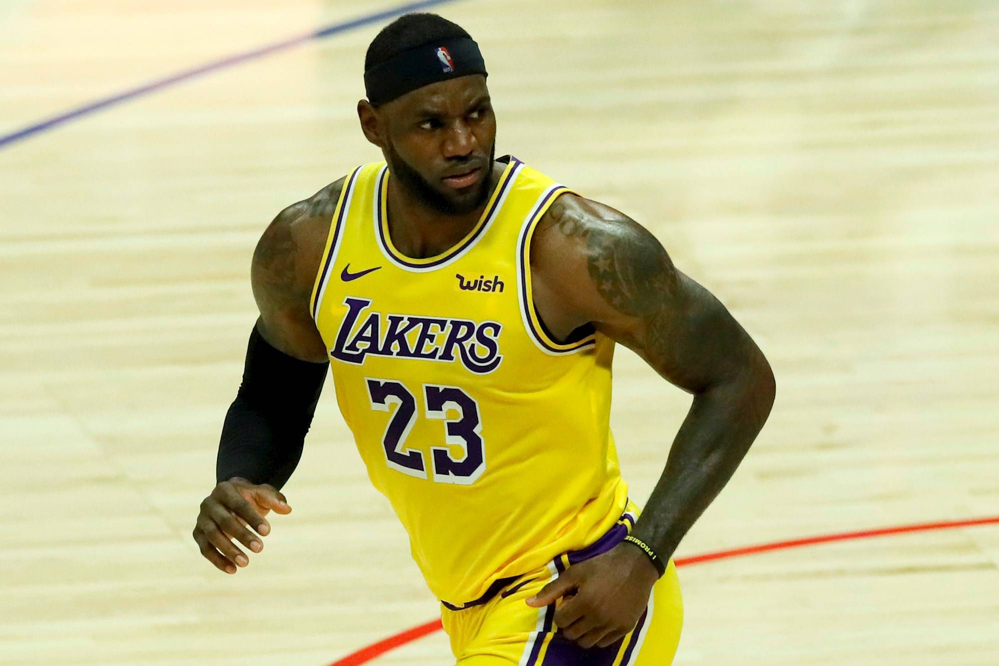 LeBron James amplía contrato con los Lakers