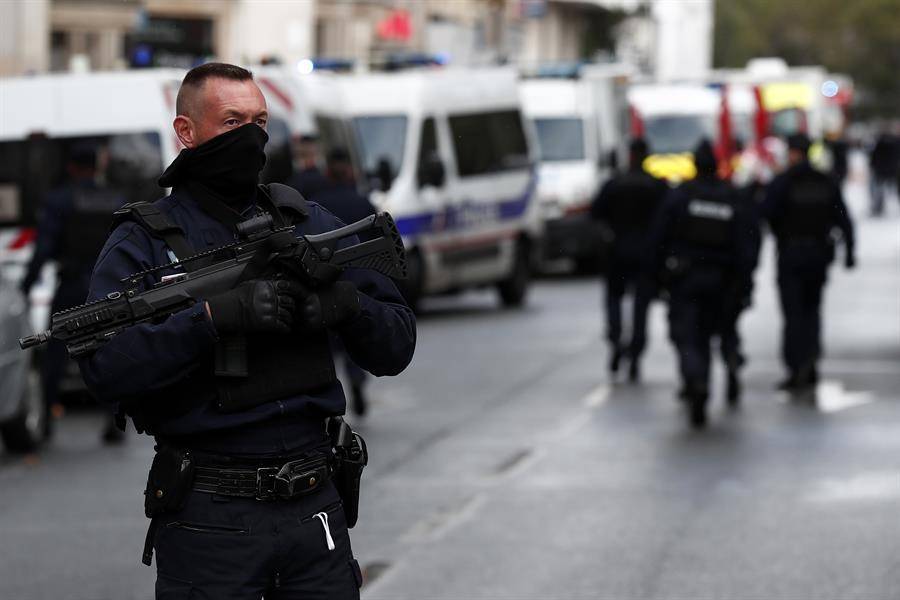 Un sospechoso del ataque con arma blanca de París detenido por la Policía