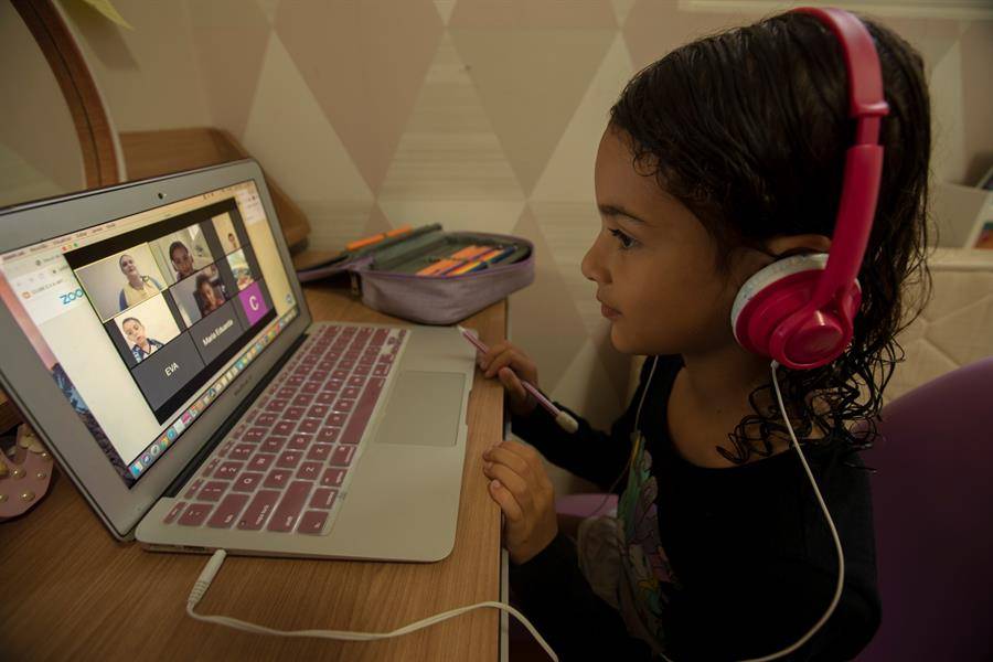 Campaña pone foco en acceso y riesgos de internet para las niñas de Latinoamérica