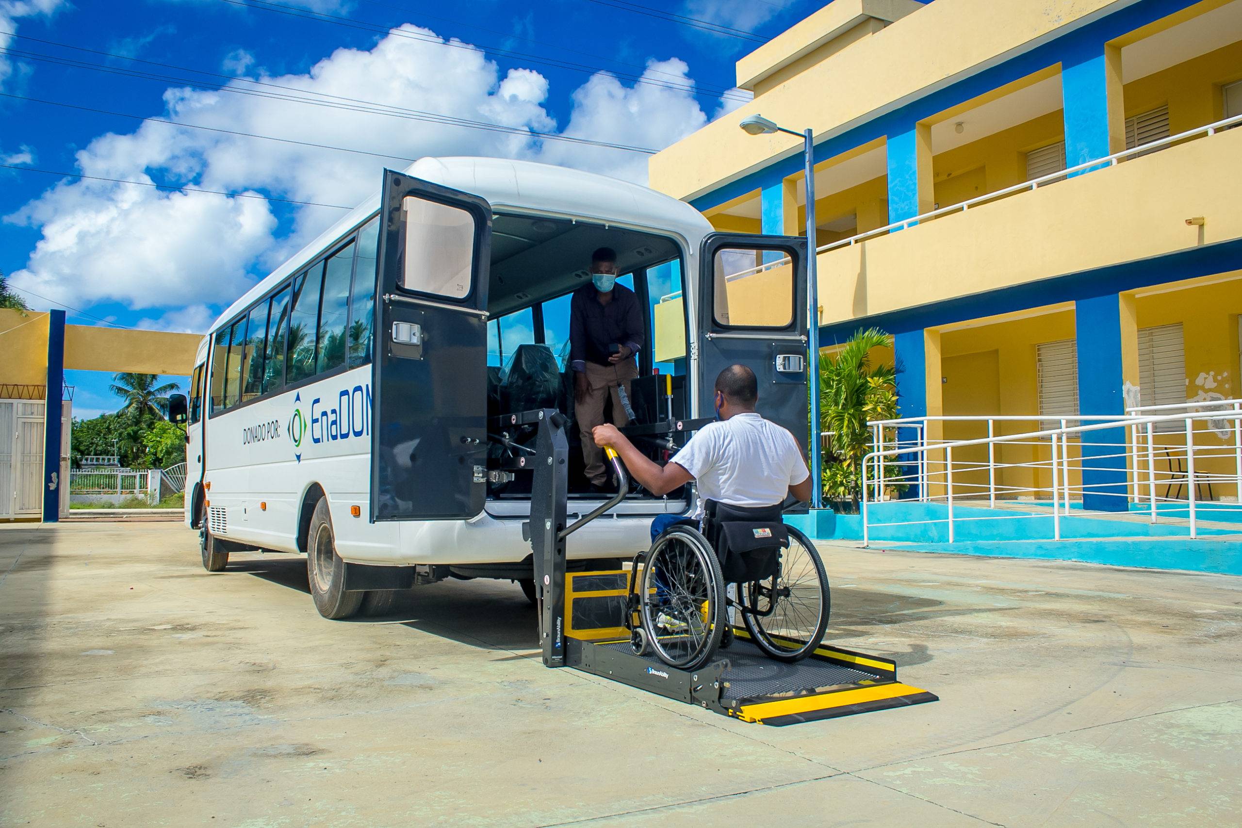 EnaDom dona autobús a deportistas con discapacidad de Boca Chica