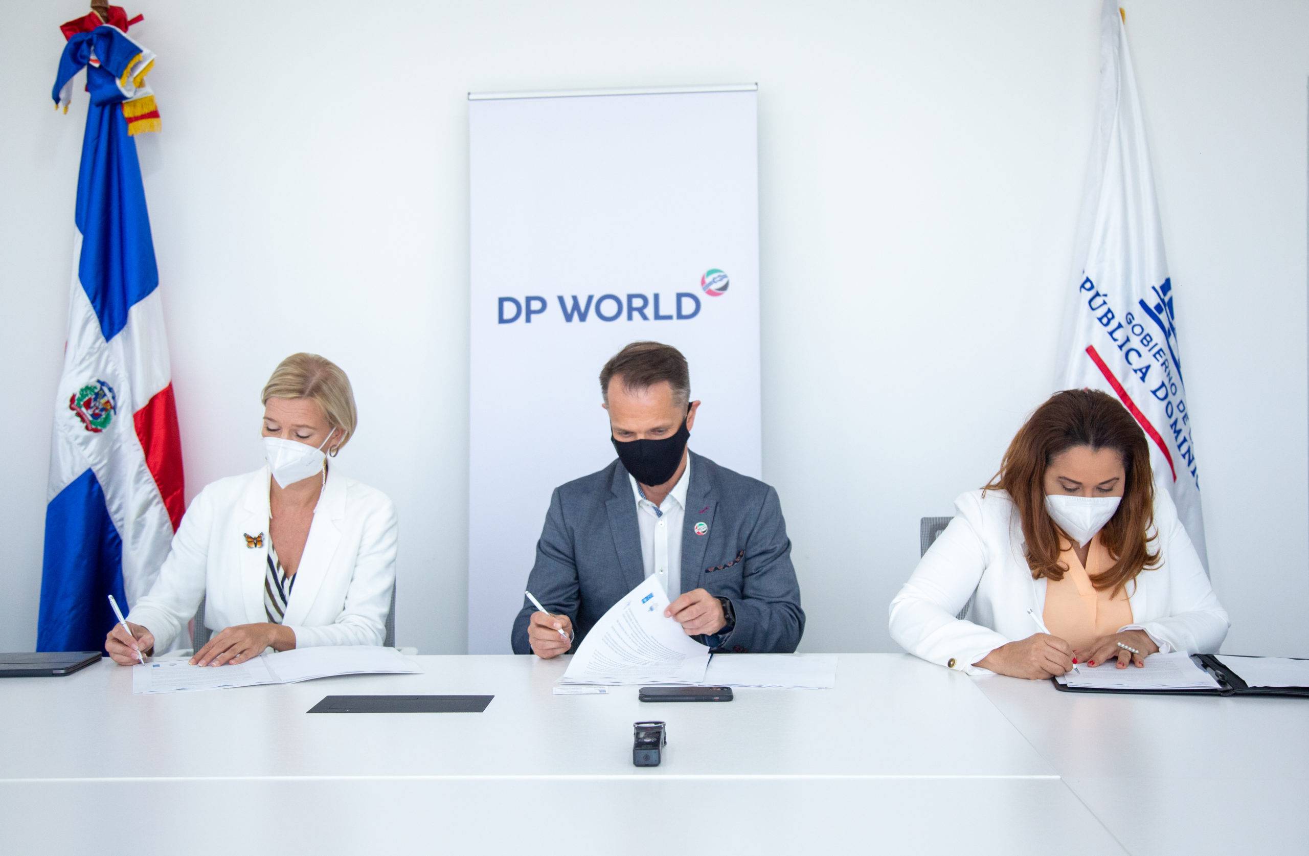 DP World Caucedo firma carta de compromiso para Sello Igualando RD
