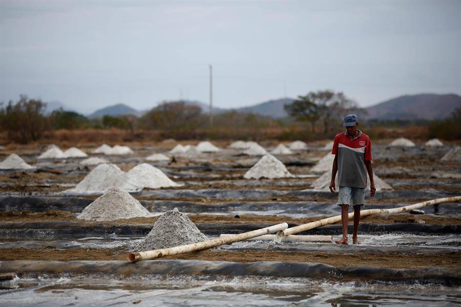 Pueblo de Panamá sobrevive en un mar de sal provocado por la pandemia