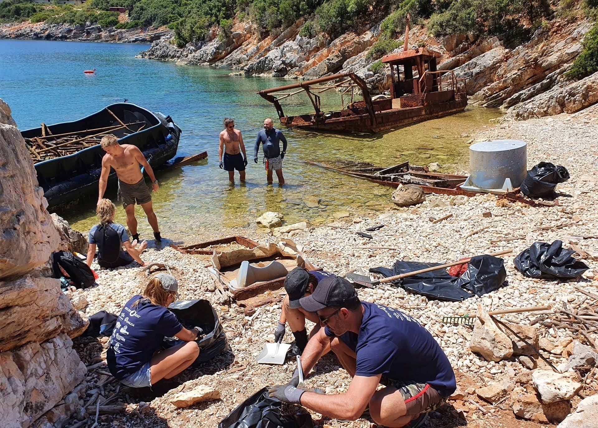 Retiran 76 toneladas de basura de las costas de la isla griega de Ítaca