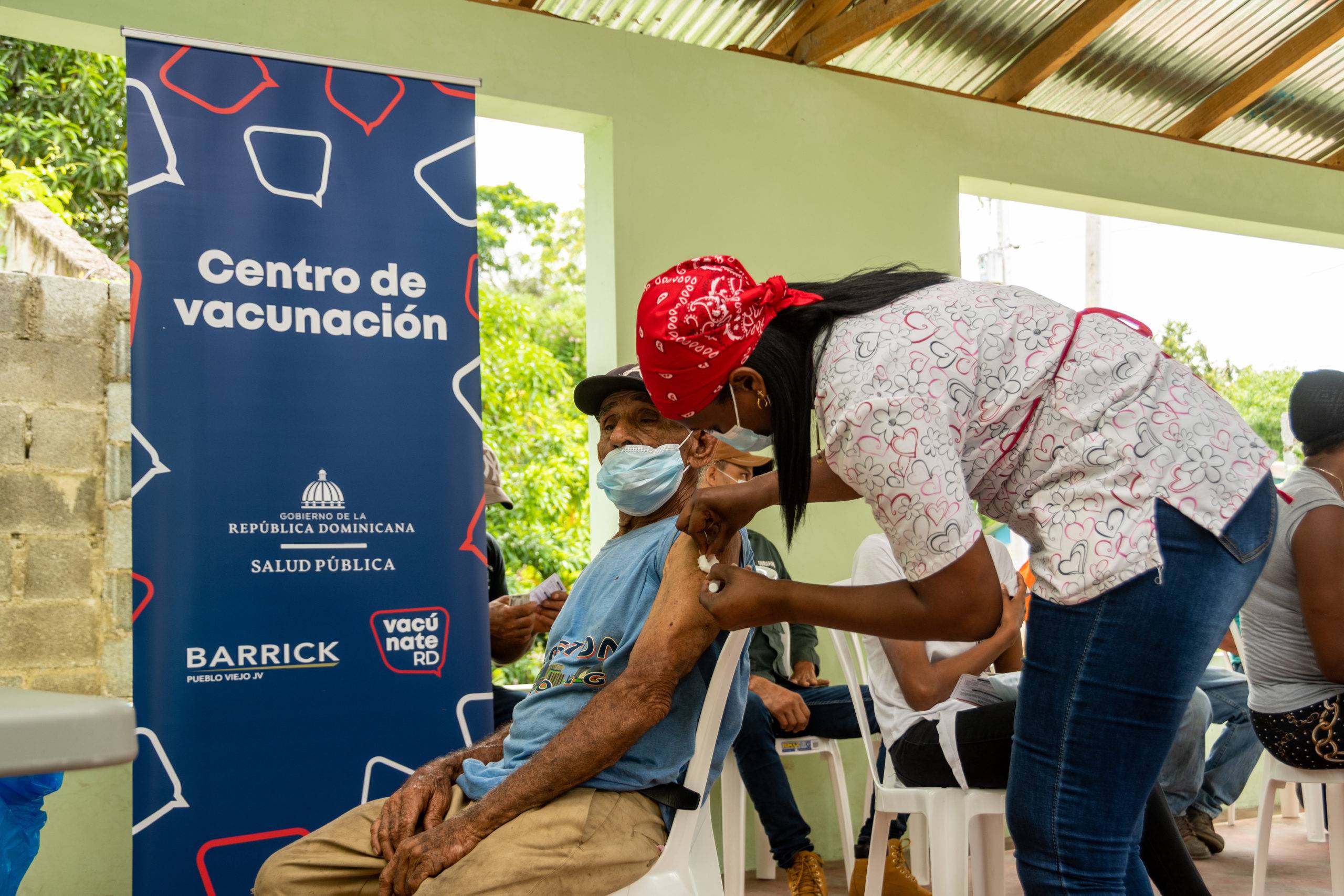 Pueblo Viejo apoya jornadas de vacunación en comunidades de Sánchez Ramírez