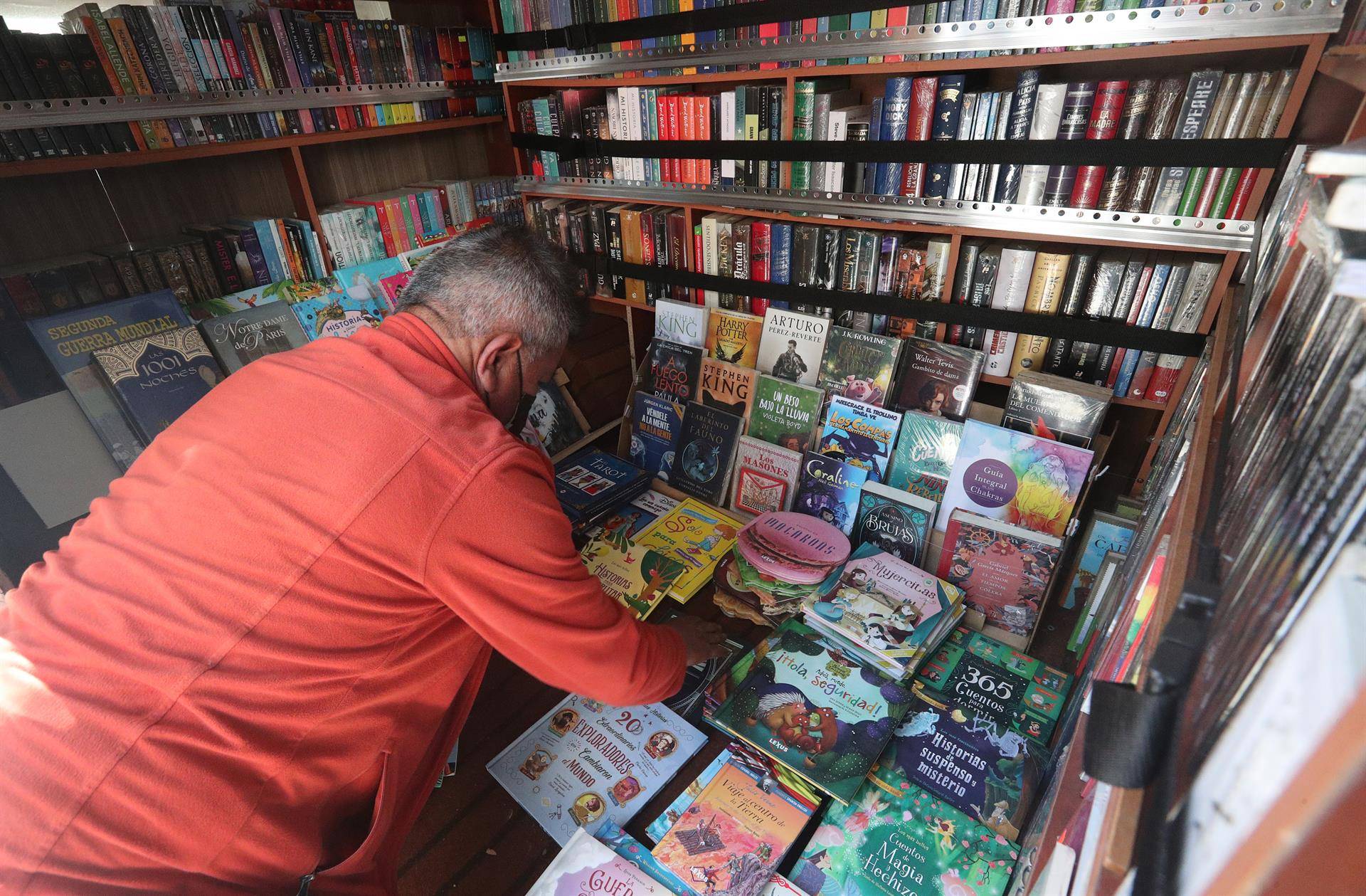 El Book Truck, la combi vieja que un boliviano convirtió en librería móvil