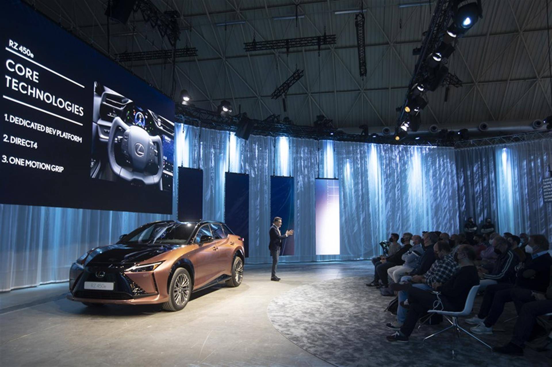 Lexus lanza el RZ 450e, un nuevo SUV 100 % eléctrico con volante tipo avión