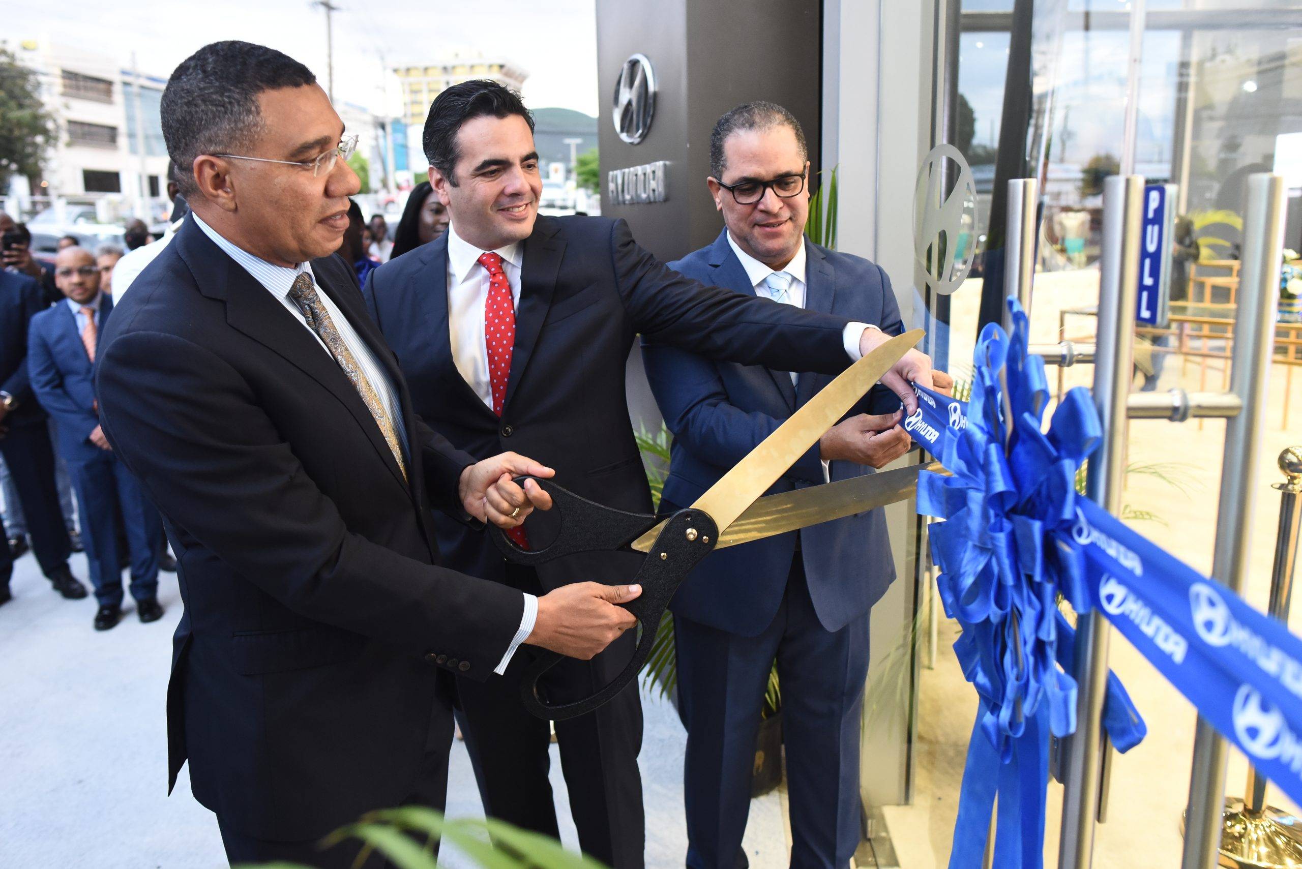 Magna Motors celebra su séptimo aniversario en Jamaica con el lanzamiento de nuevo showroom de clase mundial 