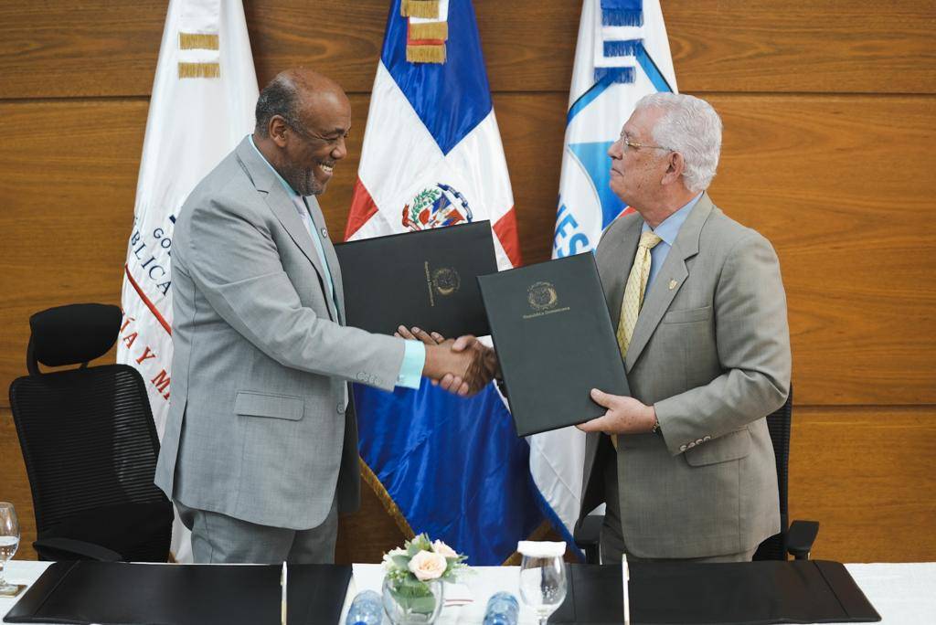 Energía y Minas y el INESDYC firman convenio para reforzar la posición del Estado en áreas estratégicas